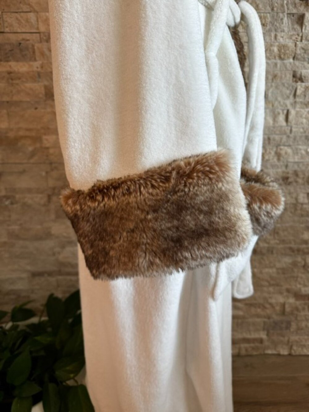 Pottery Barn White Robe with faux fur and hood XL - Picture 4 of 10